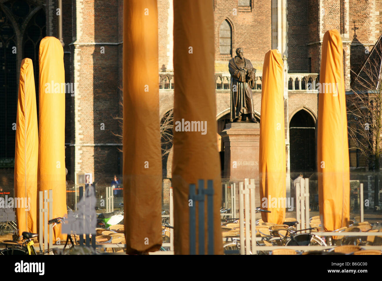 Arancione ripiegato ombrelloni statua Delft principale piazza della città vecchia chiesa Paesi Bassi Foto Stock