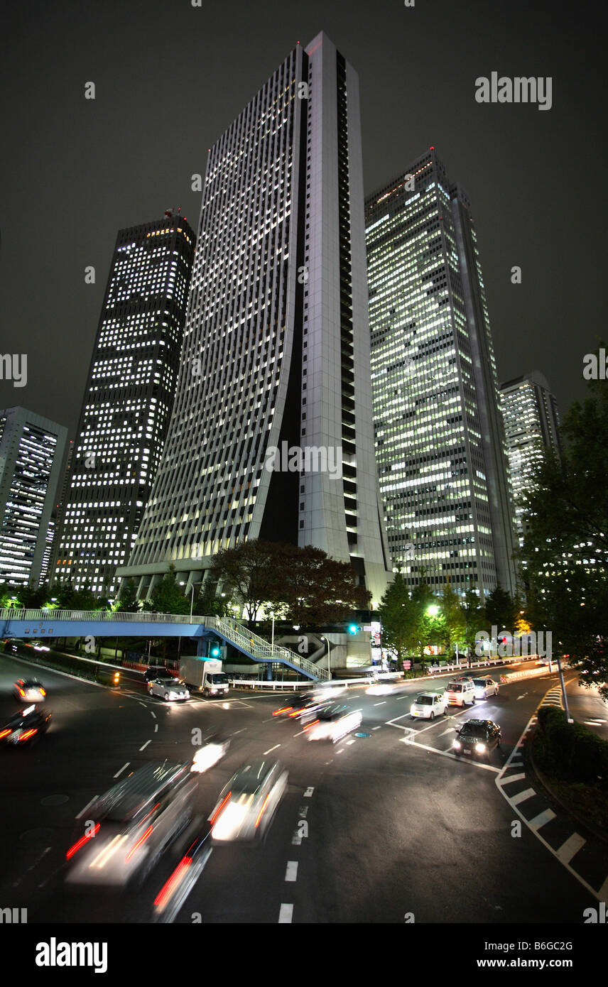 Giappone Tokyo grattacieli di Shinjuku il traffico di notte Foto Stock