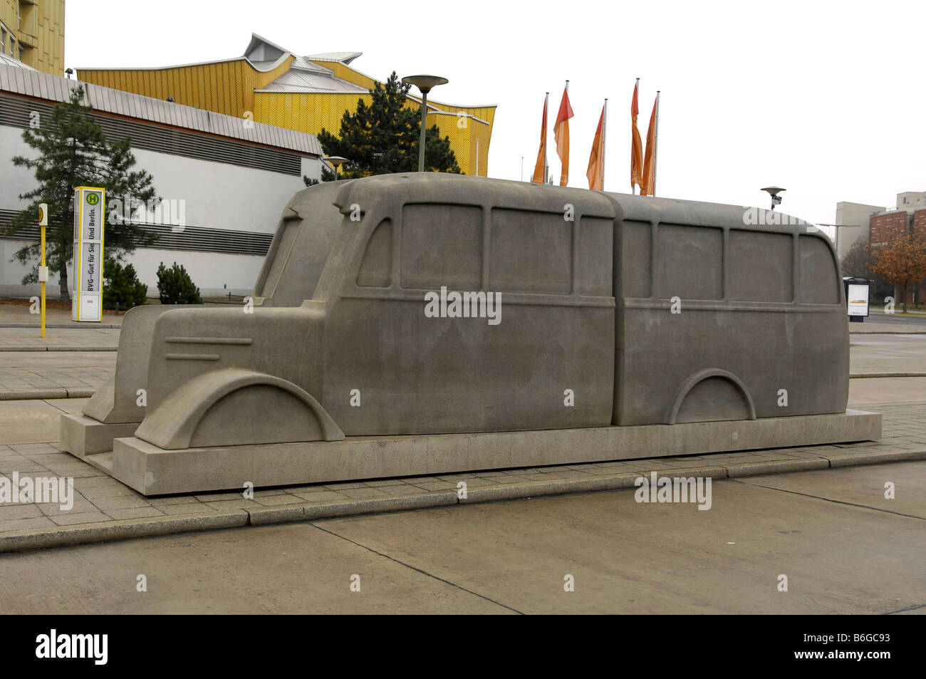 Grigio cemento bus scultura memoriale per le vittime del Nazis' eutanasia programma Berlino Germania deutschland Foto Stock