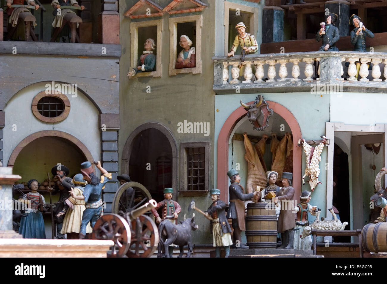 Legno complessamente intarsiato statue presso il Castello di Hellbrunn nella periferia di Salisburgo Foto Stock