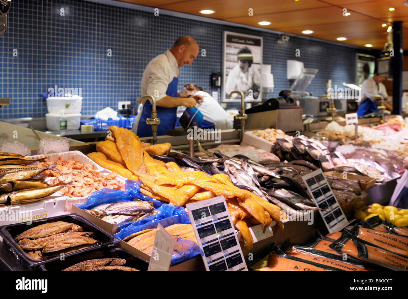 Negozio di pesce sul mercato inglese Cork City Foto Stock