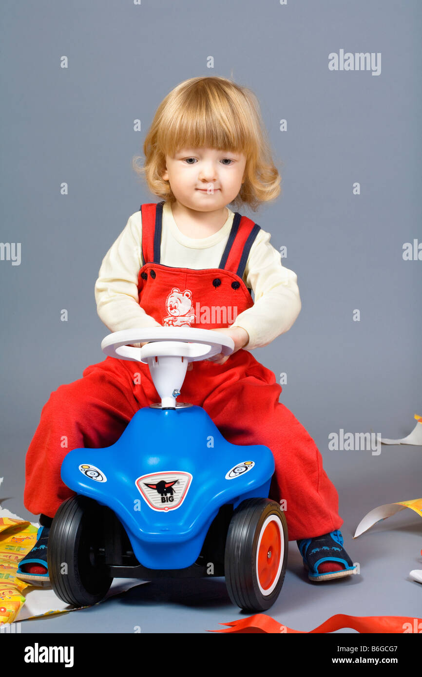 Ragazzo giocando con il suo presente sul suo 2 anni compleanno Foto Stock