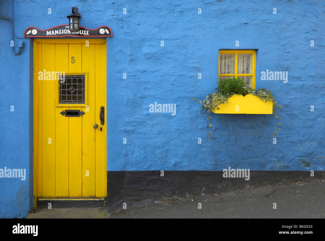 Giallo porta di ingresso a Kinsale Foto Stock