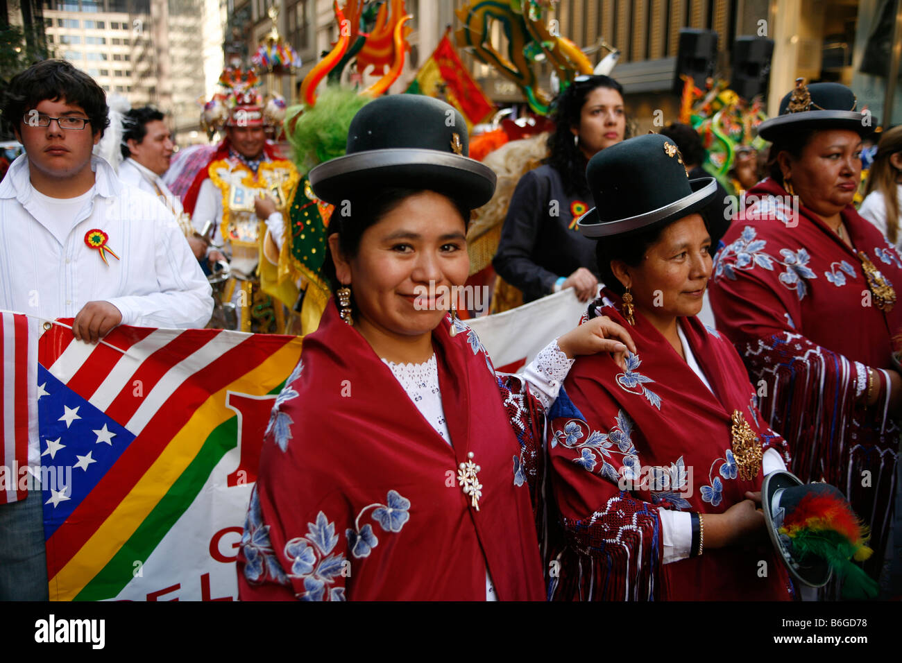 2008 Giornata Ispanica Parade sulla Quinta Avenue di New York i partecipanti in costume rappresentano la Bolivia in annuale parata ispanica Foto Stock