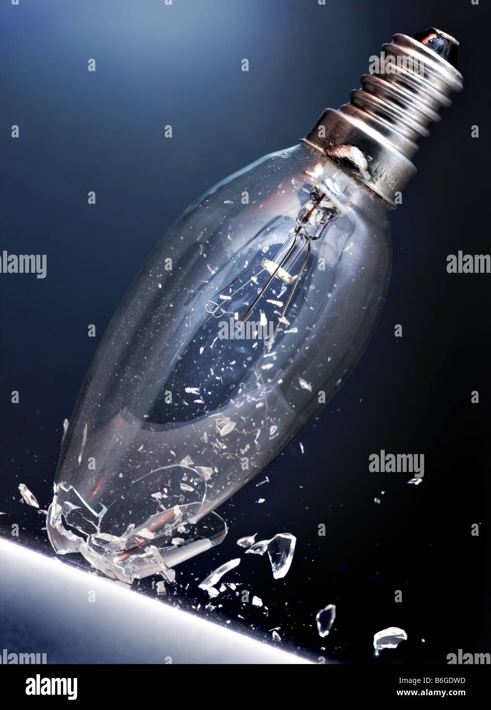 Lampadina luce colpisce con pavimento di marmo Foto Stock