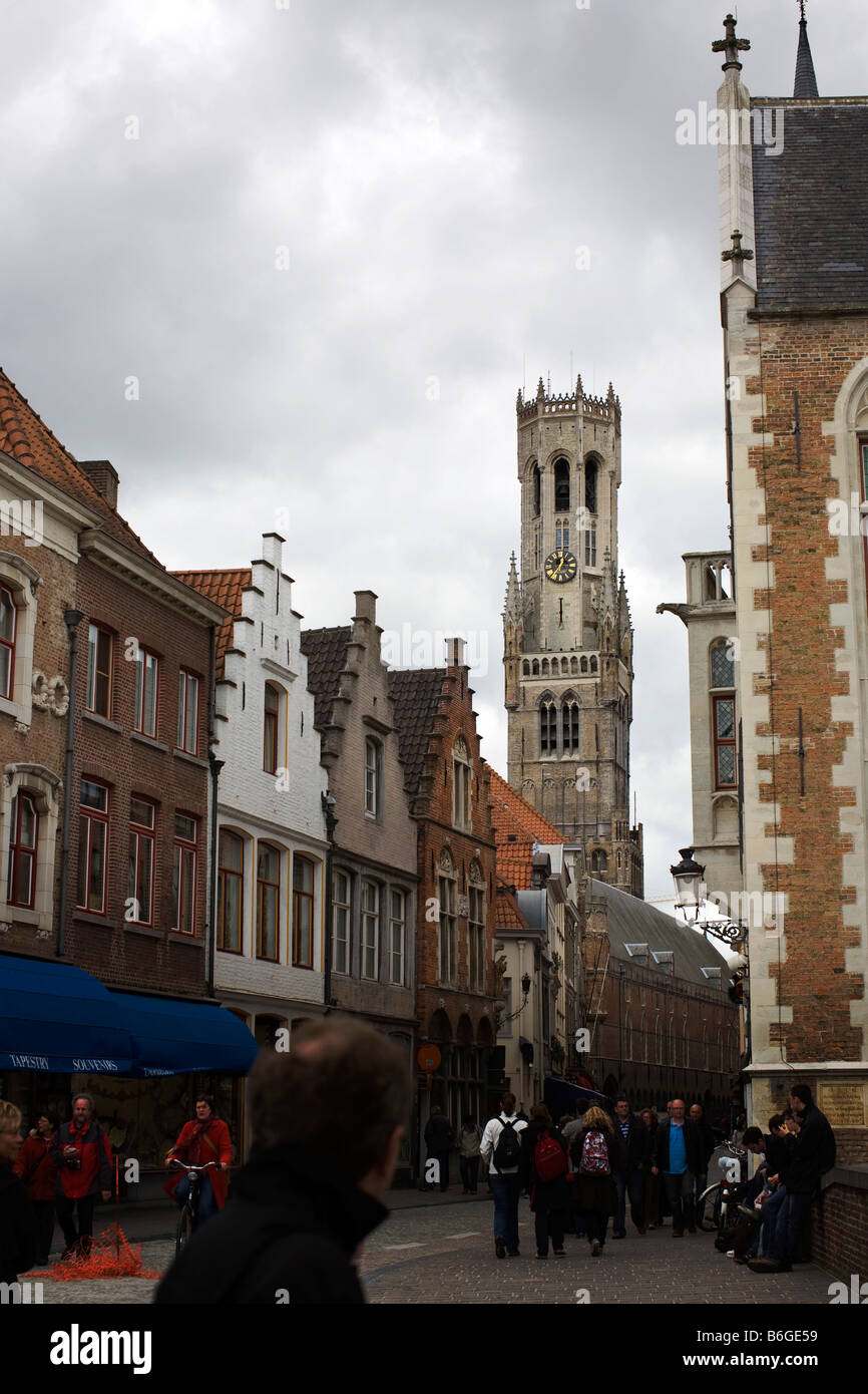 Una vista del Belfort o Belfry in central Markt mercato di Bruges Bruges Belgio con un clock tower e il Carillon di campane. Foto Stock