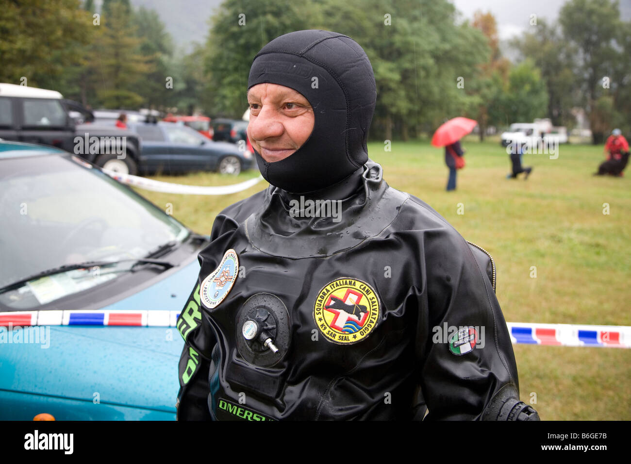Un uomo di rana durante il corso di formazione di cani da salvataggio in Italia. Foto Stock