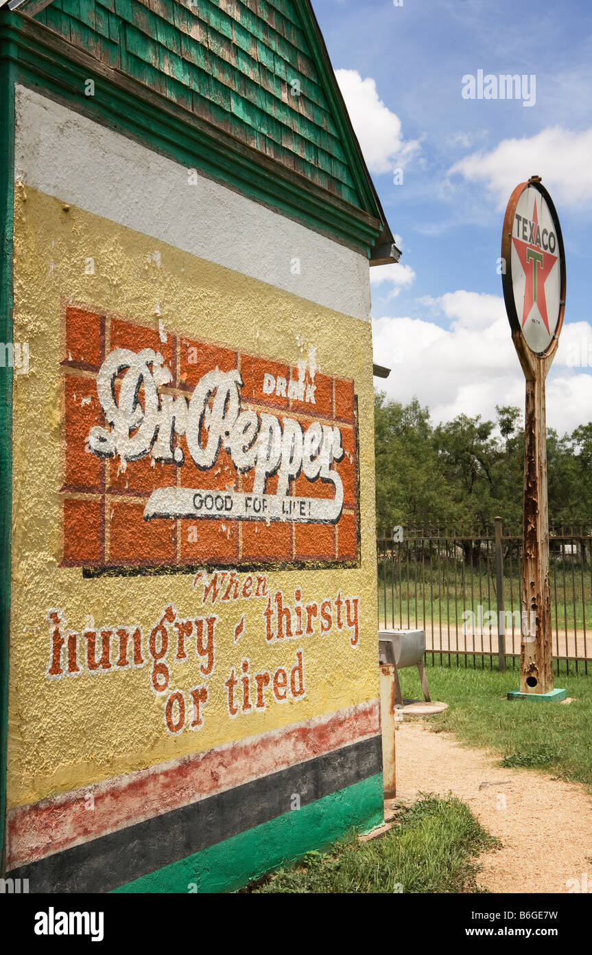 Vecchio Dr Pepper pubblicità pittura murale a Buffalo Gap Historical Museum. Foto Stock