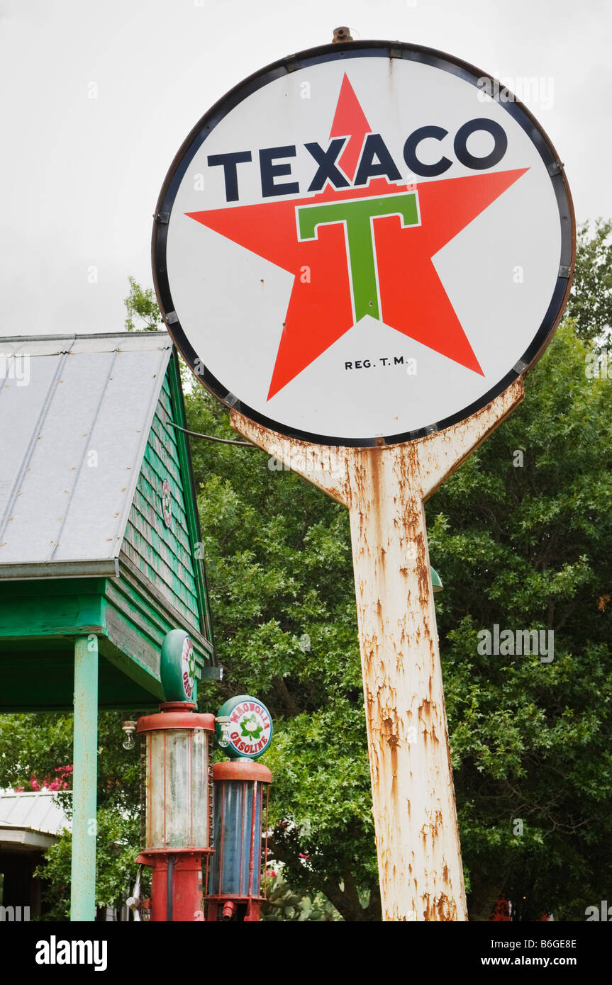 Il vecchio segno Texaco a Buffalo Gap Historical Museum. Foto Stock