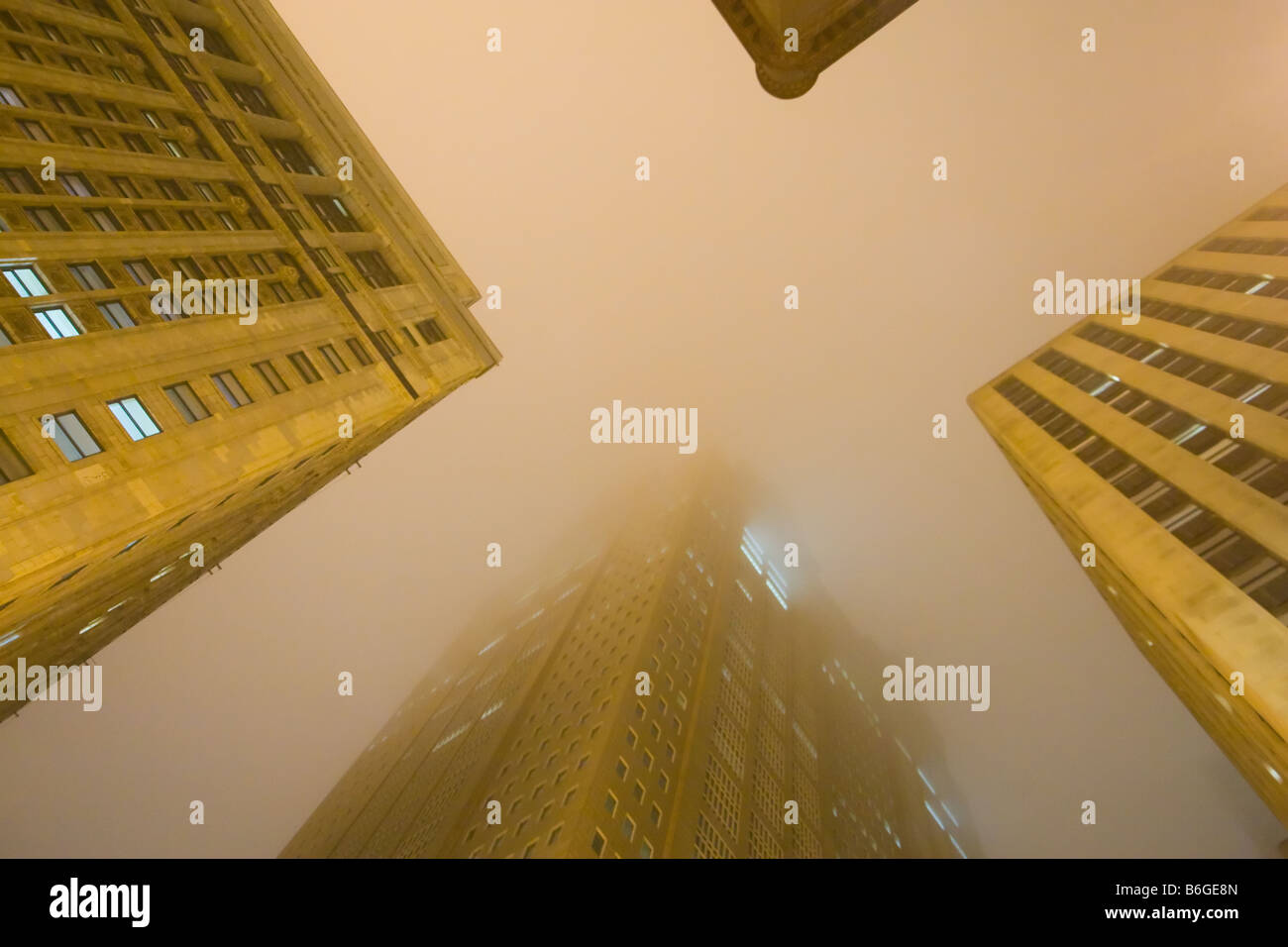 Quattro alti grattacieli salire nella notte di nebbia in Chicago, IL. Foto Stock