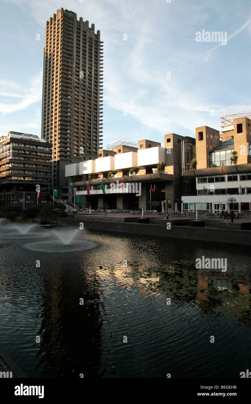 Sera colpo di Waterside Cafe e il Barbican Centre, City of London Foto Stock