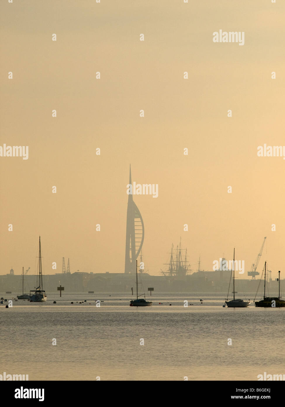 Vista in lontananza la Spinnaker Tower Portsmouth Regno Unito Foto Stock