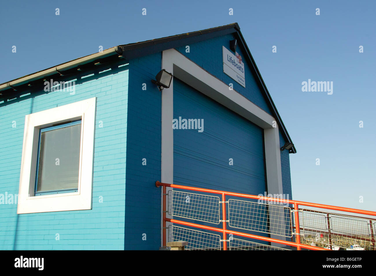 Il blue door scalo red corrimano rnli boathouse segala EAST SUSSEX REGNO UNITO Foto Stock