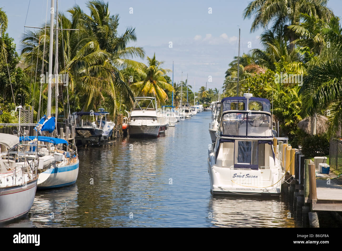 I canali laterali con waterfront case e barche a banchine lungo il fiume di nuovo in Fort Lauderdale Florida Foto Stock