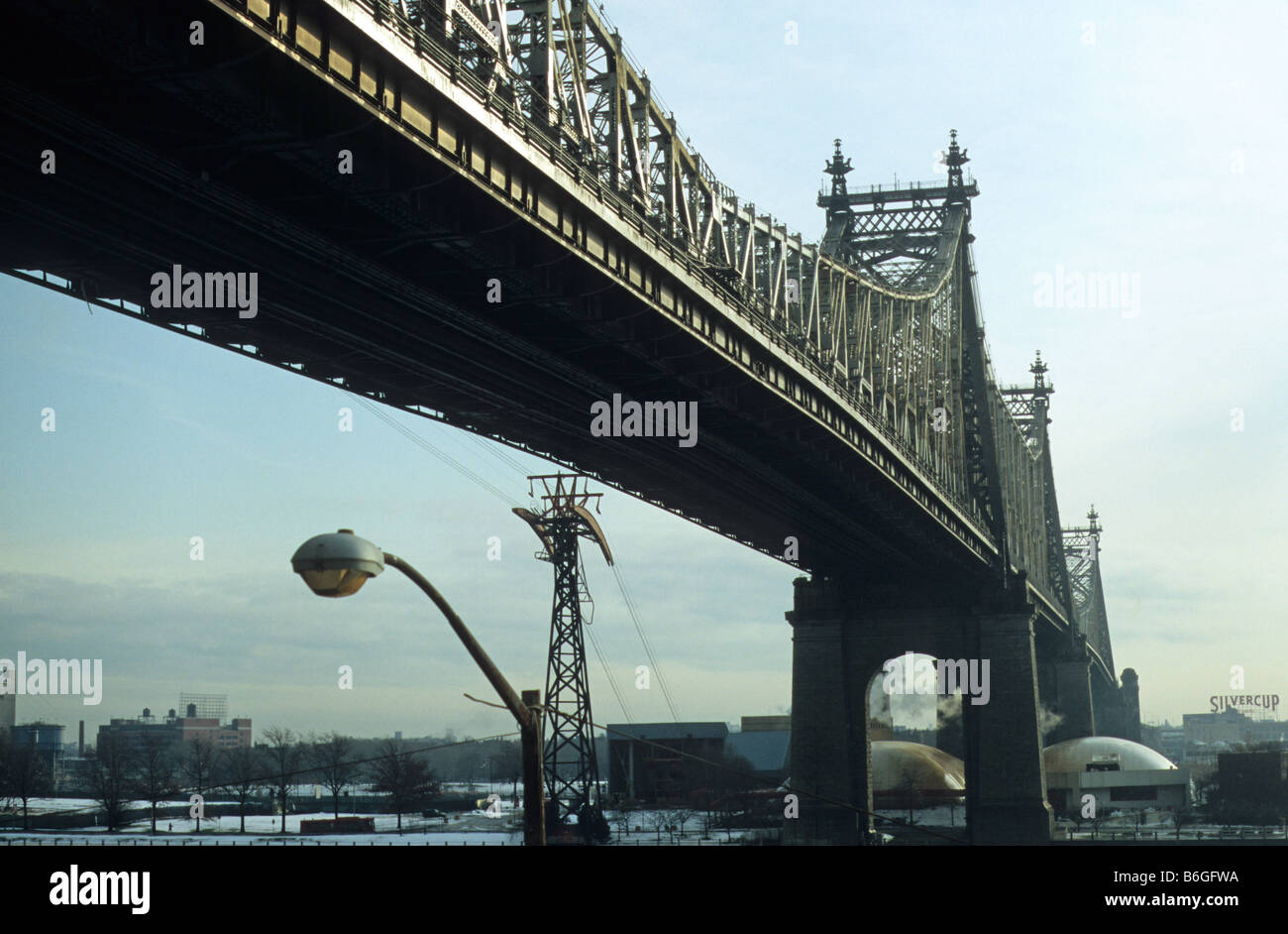 New York, Ponte Queensborough, che collegano Manhattan al Queens oltre l'East River, visto dal lato di Manhattan. Foto Stock
