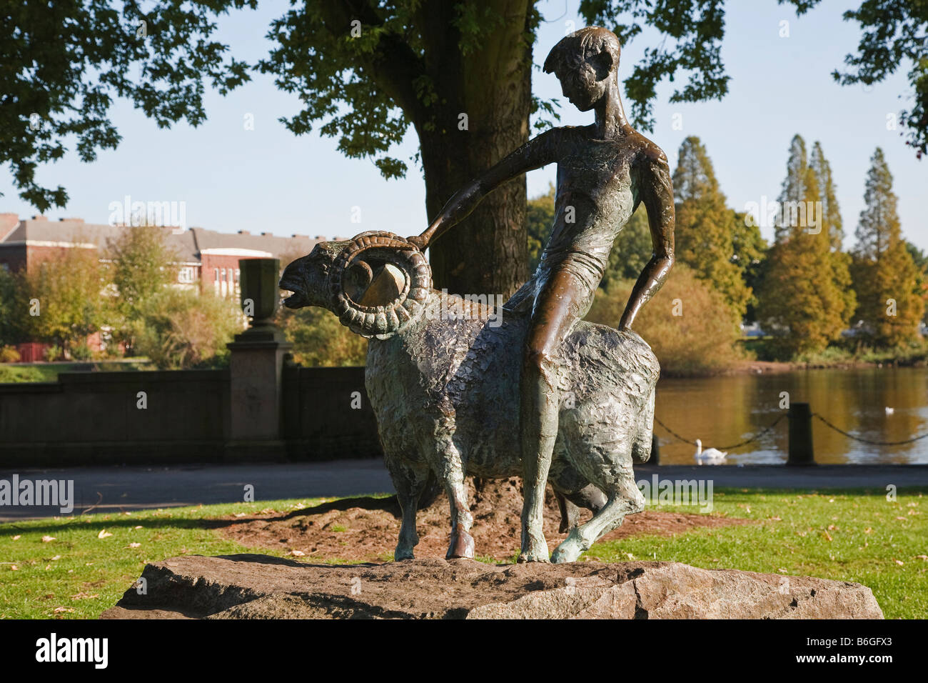 Ragazzo e la Ram della statua di Wilfred Dudeney, Riverside Gardens, Derby, Derbyshire, England, Regno Unito Foto Stock