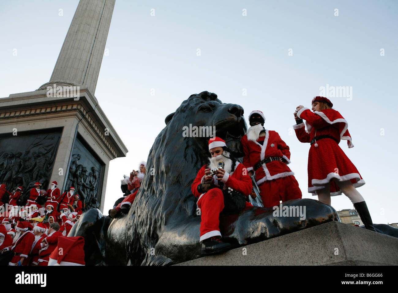 Santacon 2006. Babbo Natale a Trafalgar Square a Londra. Centinaia di burloni vestiti da Babbo Natale prendere in consegna le strade di Londra Foto Stock