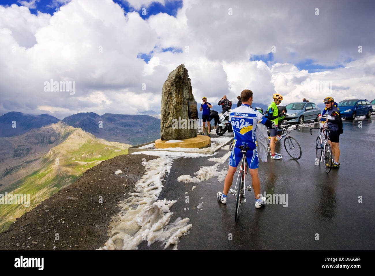 I ciclisti e i motociclisti al vertice del Col de la Bonette, Alpes Maritimes, Francia - la più alta strada in Europa Foto Stock