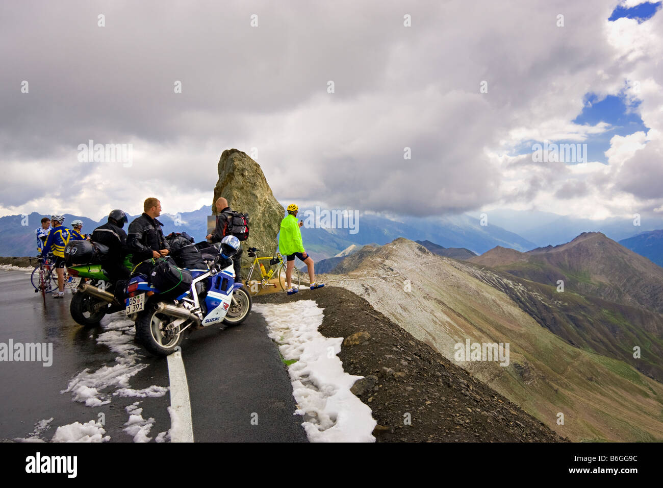 I ciclisti e i motociclisti al vertice del Col de la Bonette nelle Alpes Maritimes, Francia Foto Stock