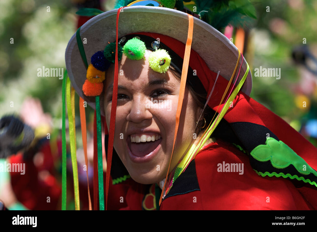 Ragazza ridere in costume rosso con hat e nastri Foto Stock