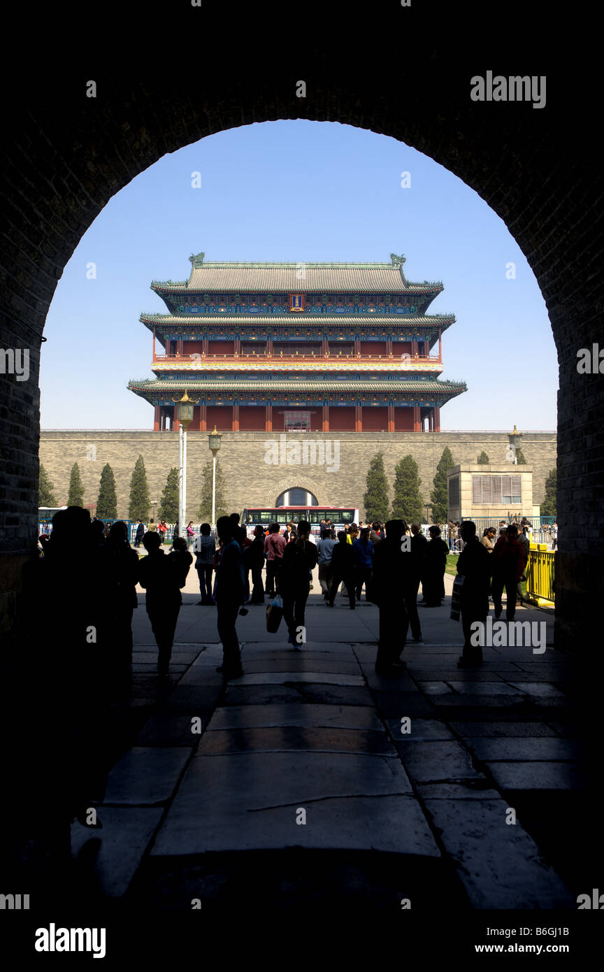 Una vista attraverso un arco di Qianmen Foto Stock