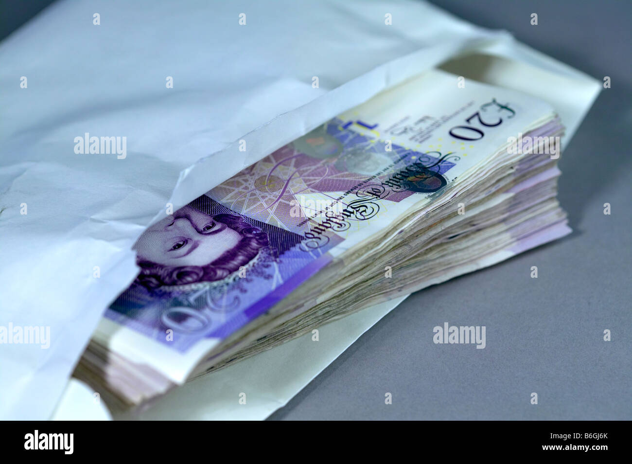 Aprire la busta con UK Gran Bretagna venti pound note Foto Stock