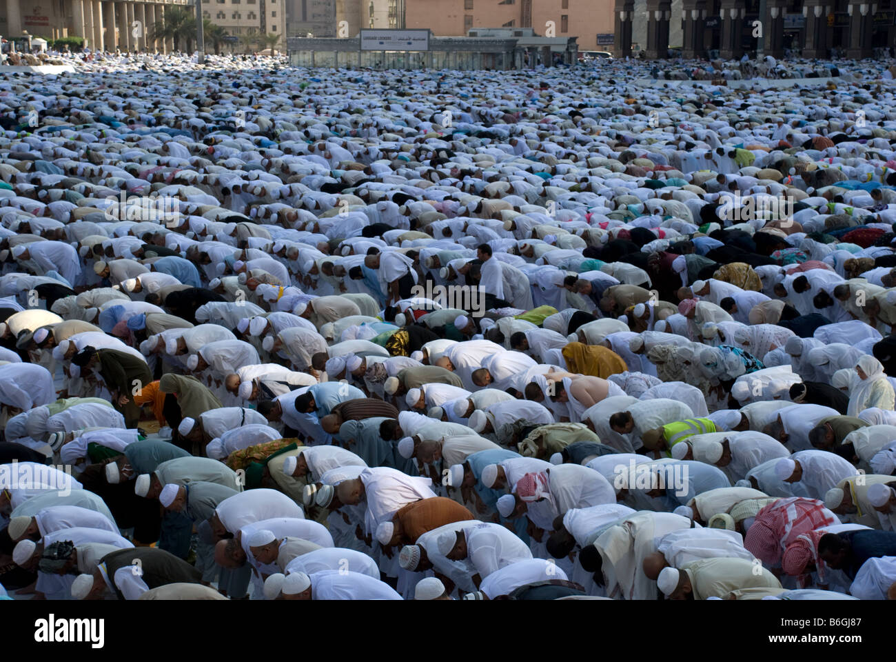 Pellegrini che prostrano e pregano la preghiera pomeridiana asr in congregazione Appena fuori Masjid al Haram (Kaaba/Kaba) Makkah Arabia Saudita Foto Stock