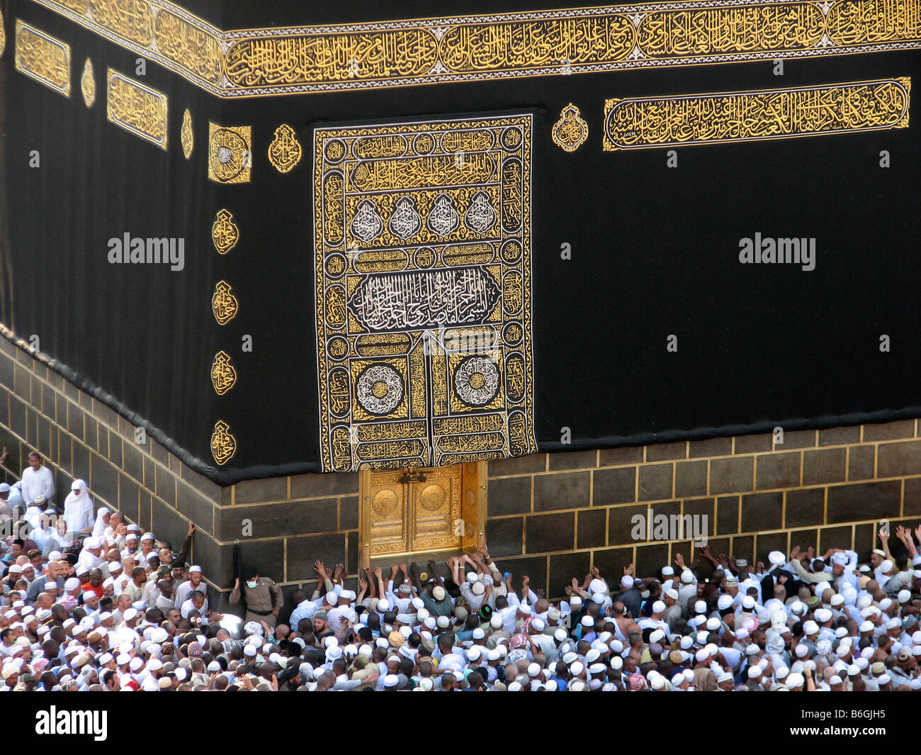 Pellegrini musulmani che si allineano contro il muro e la porta di Il Makkah Kaba Arabia Saudita durante Hajj nel 2007 Foto Stock