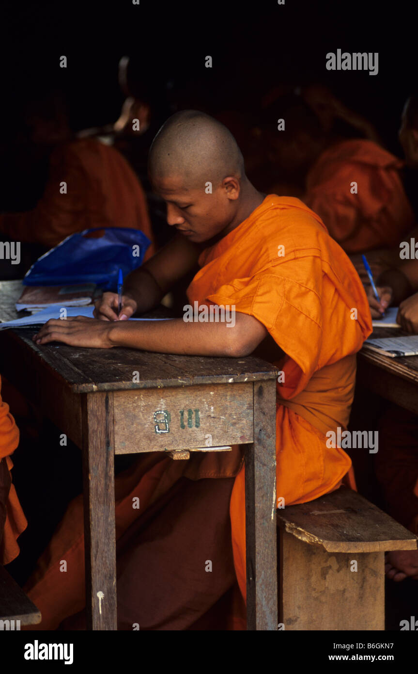 Un giovane monaco buddista di studi presso una scuola monastica - canzone di scuola secondaria superiore, Wat Luang, Paksè, sud Laos Foto Stock