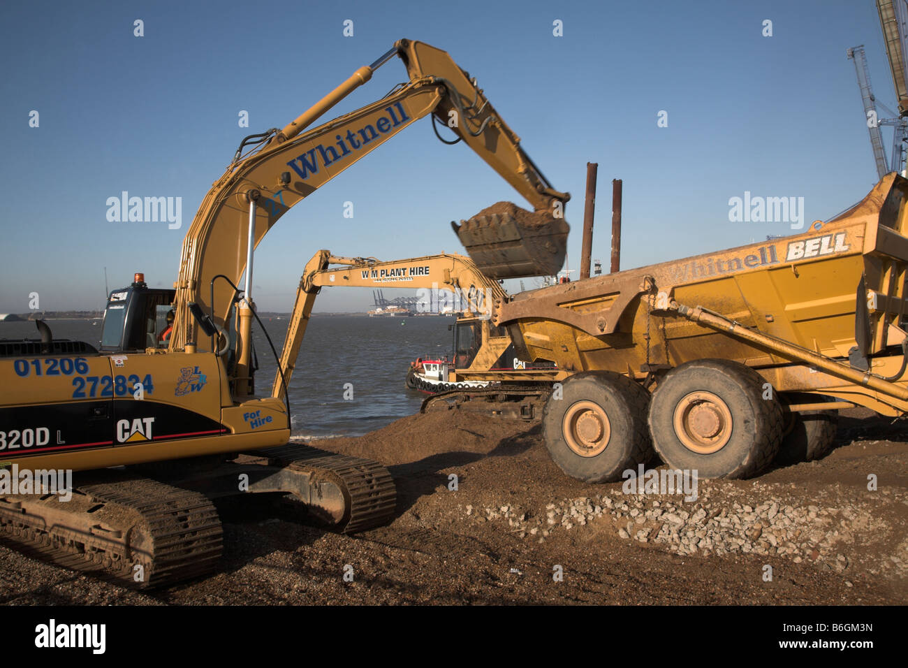 JCB escavatrice scavo di porto di Felixstowe Suffolk in Inghilterra Foto Stock