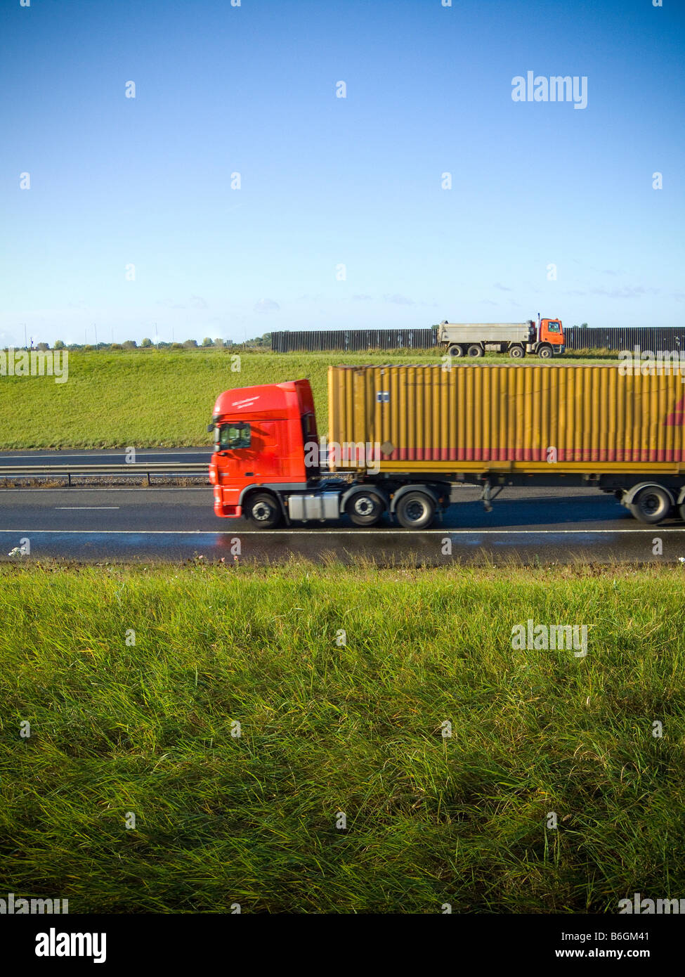 Un rosso consegna carrello viaggia su una strada vuota Foto Stock