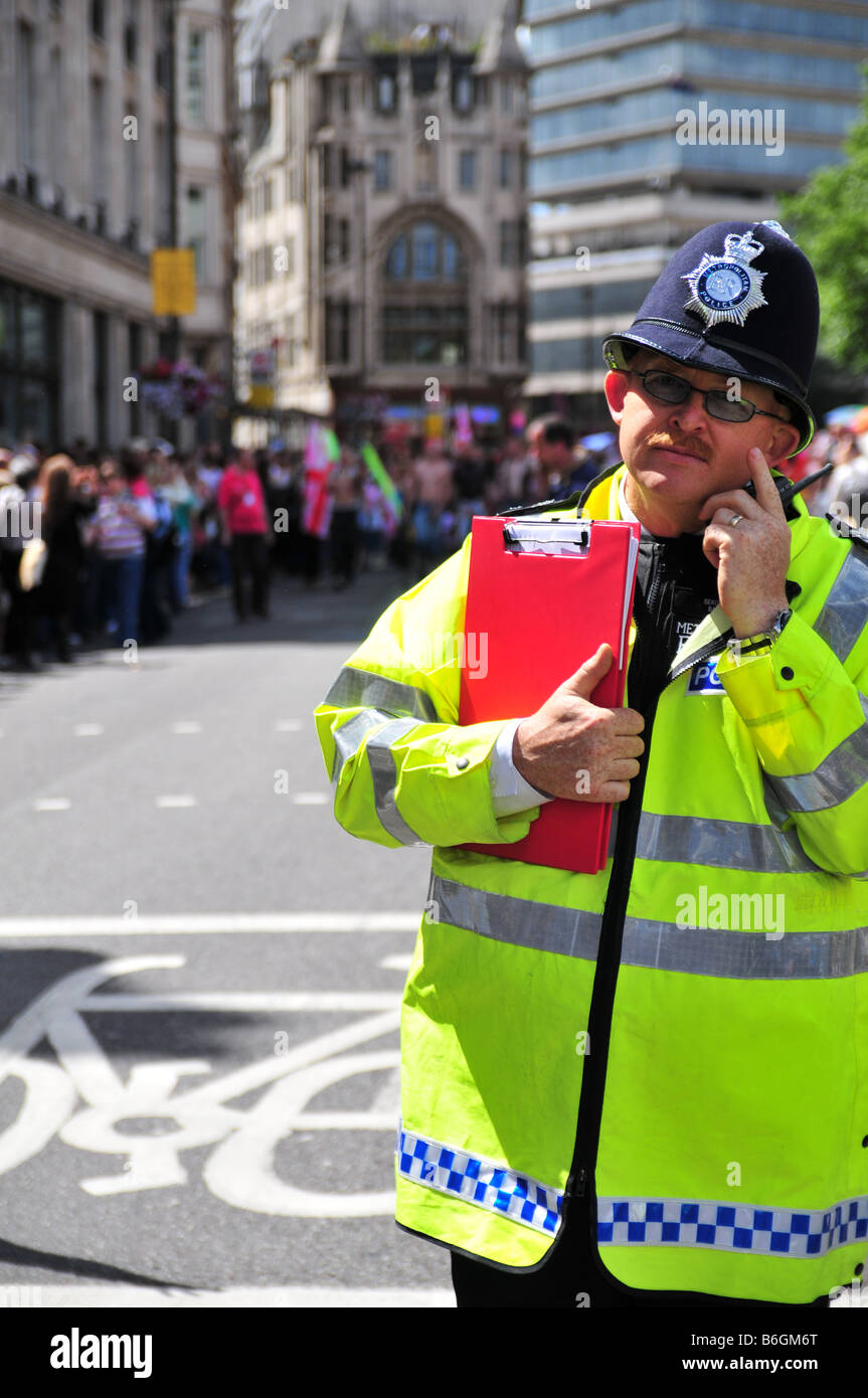 Un poliziotto metropolitane di Londra sovrintende il Gay Pride 2008 marzo processione Foto Stock