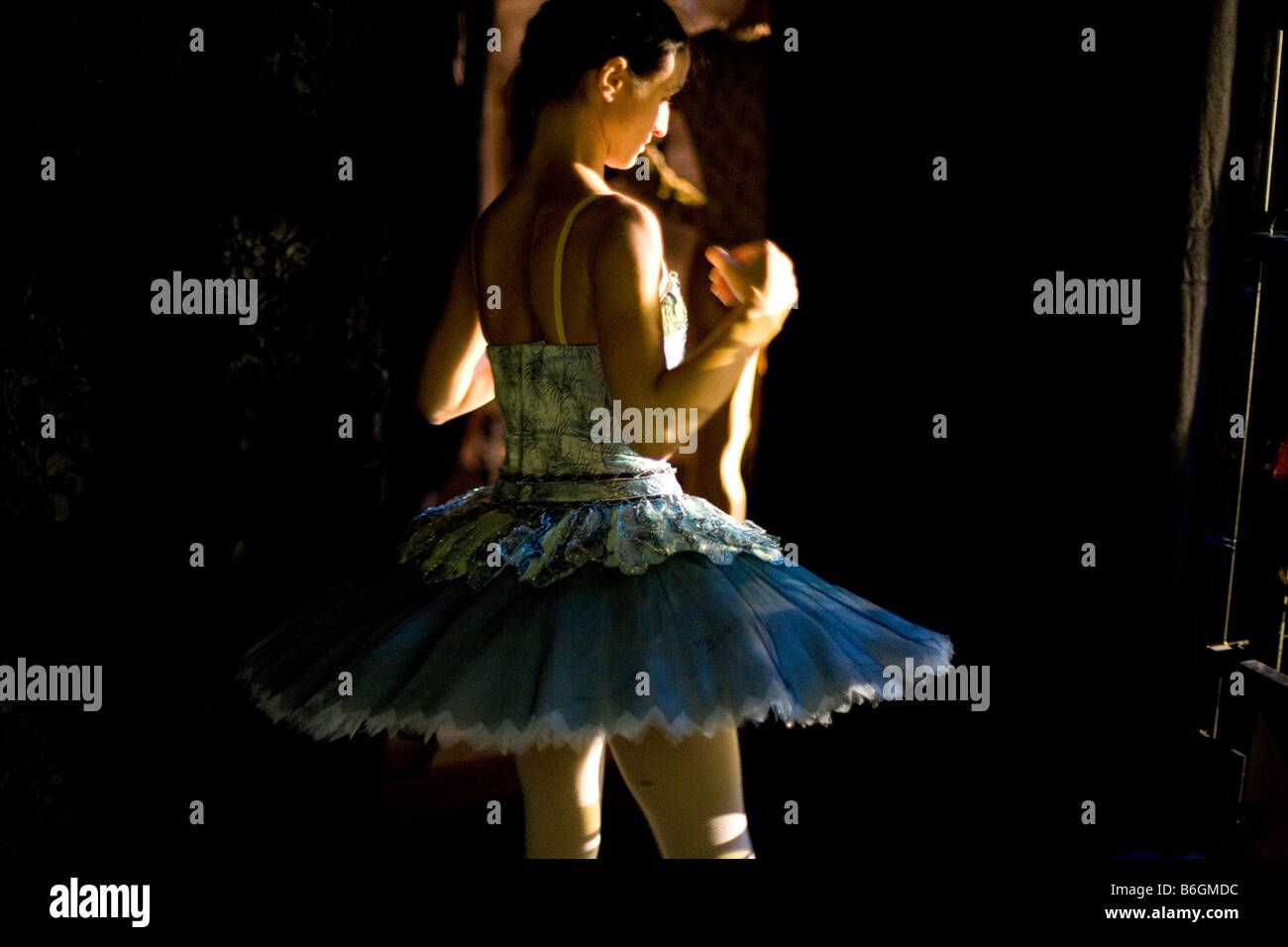 Una ballerina backstage del English National Ballet s produzione di  Sleeping Beauty Foto stock - Alamy