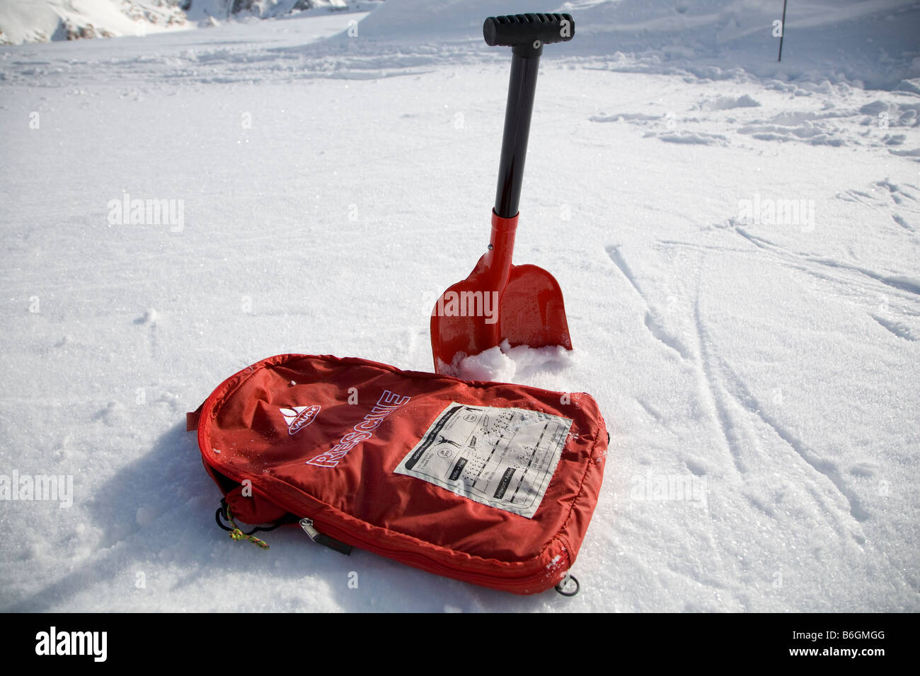 Un primo aiuto rescue pack e una vanga per scavare superstiti di una valanga di neve Ghiacciaio dello Stubai Foto Stock