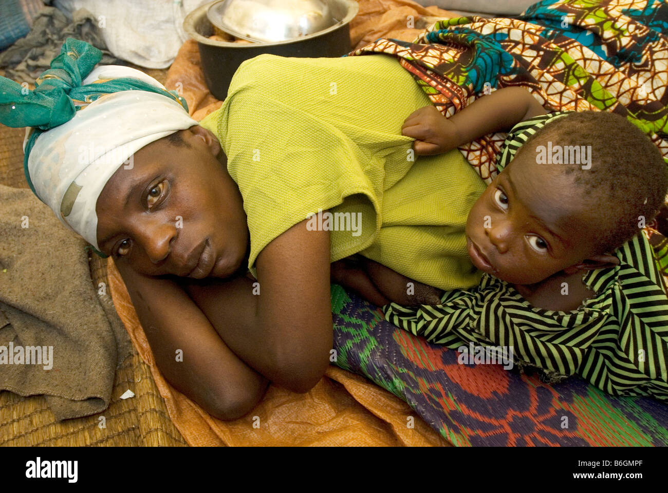 Goma giovedì 21 novembre 2008 Kibati camp Uzamukunda malati fiorentino con la malaria con il suo bambino più in giovane età Foto Stock