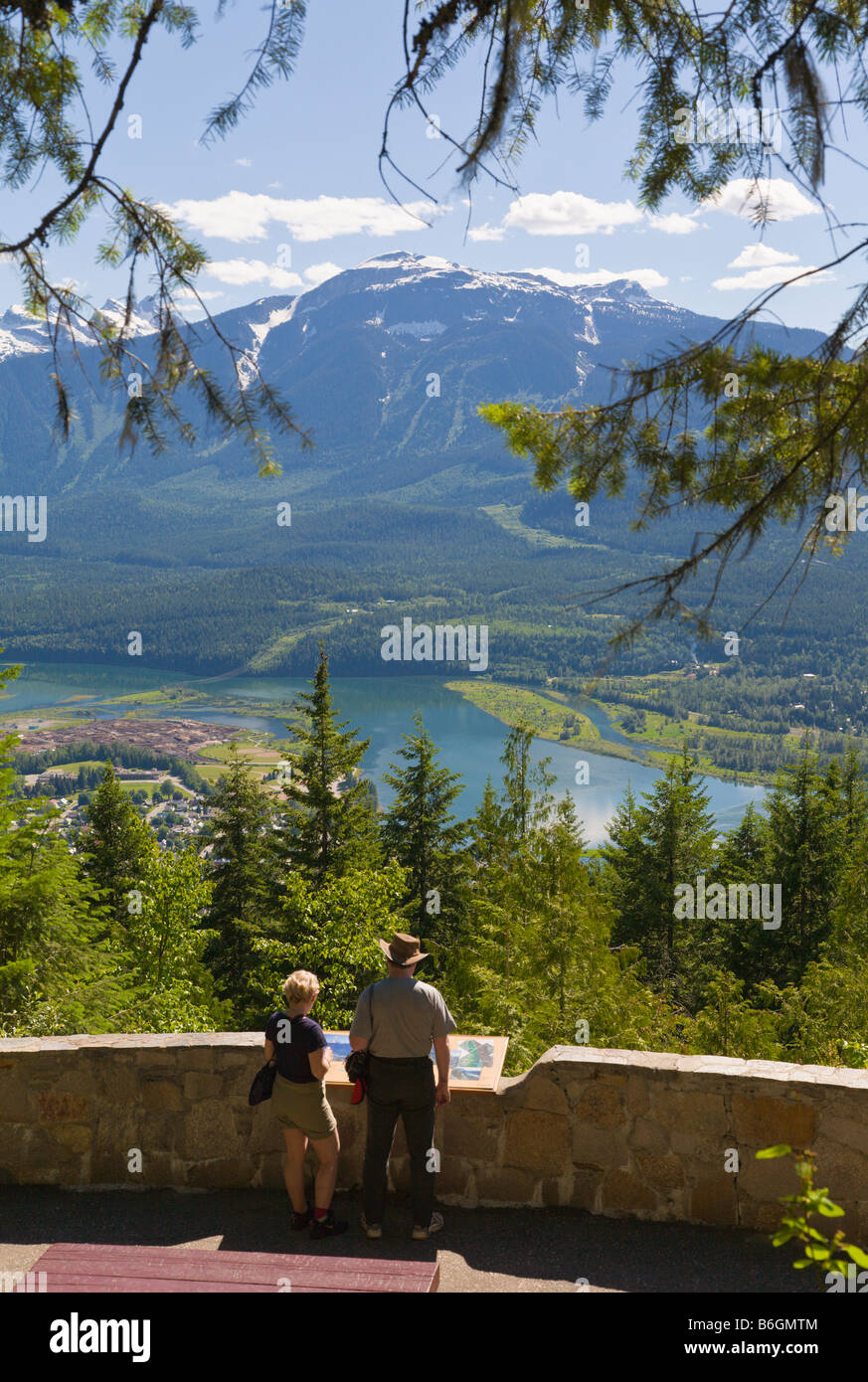 Giovane a trascurare Mount Revelstoke "Parco Nazionale" " British Columbia " Canada Foto Stock