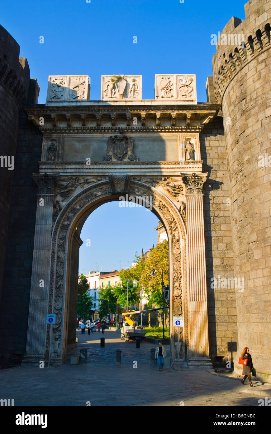 Gate di Castel Capuano castello a Piazza Enrico de Nicola nel centro storico quartiere nel Napoli Italia Europa Foto Stock