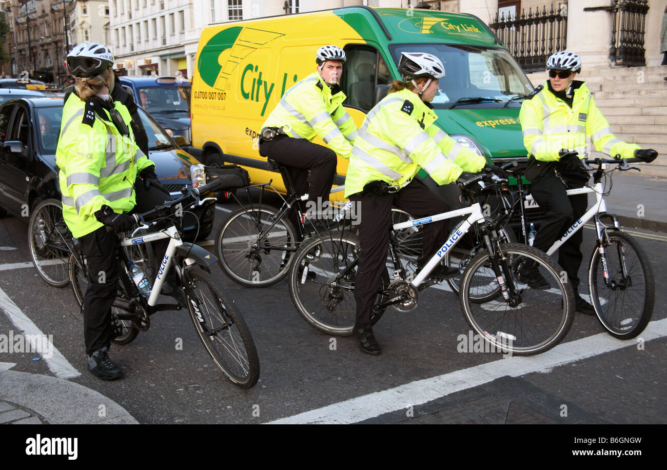 La polizia in bicicletta nel centro di Londra Foto Stock