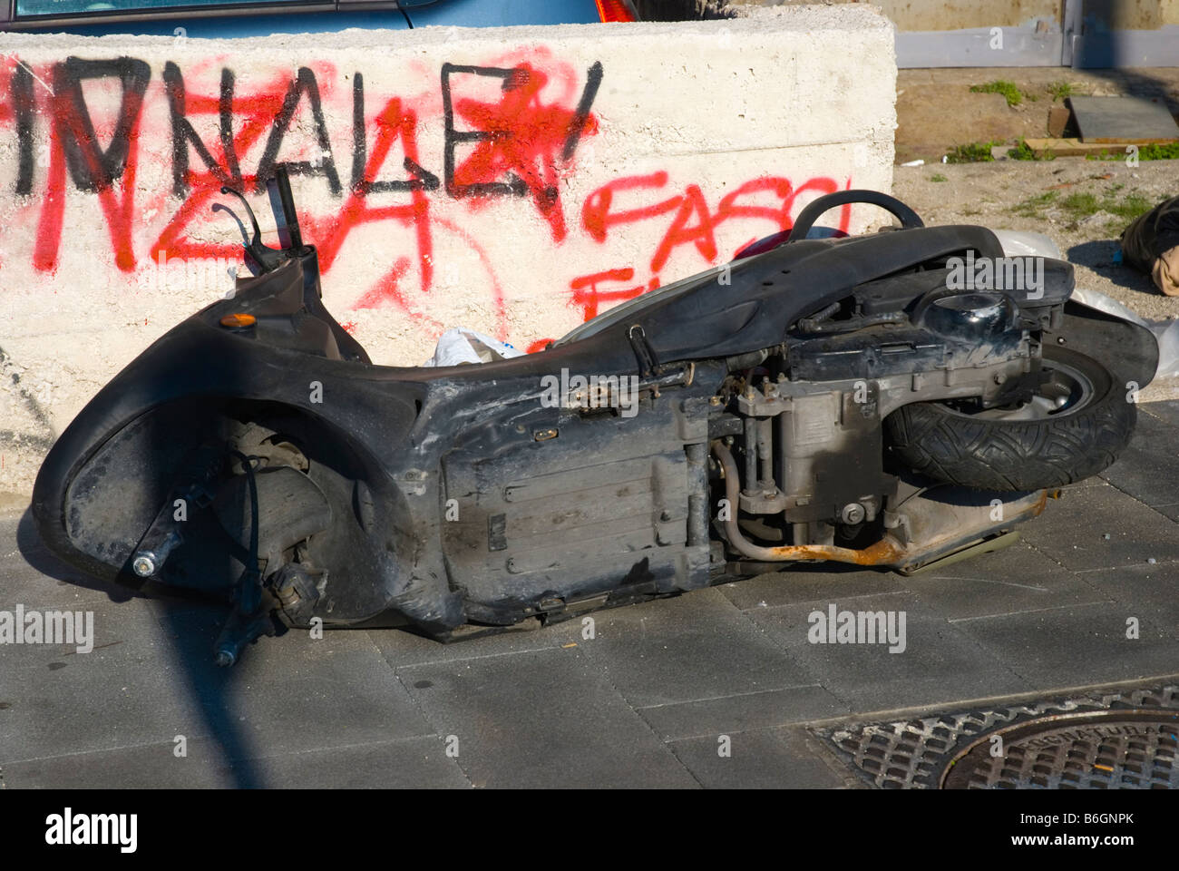 Distrutto uno scooter a Napoli Italia Europa Foto Stock