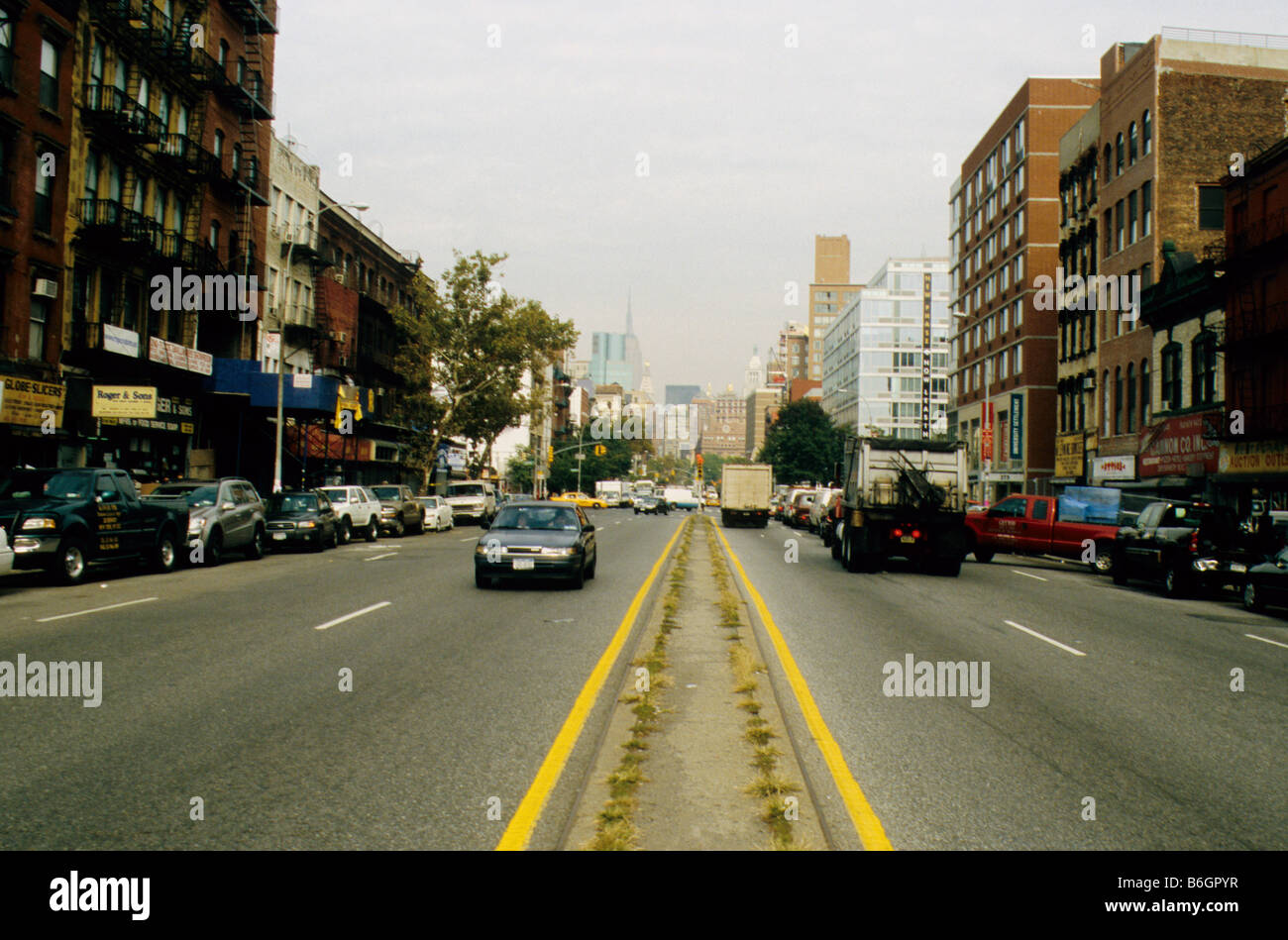 New York, vista dal nord dalla centrale di prenotazione su Bowery, Empire State building in background. Foto Stock