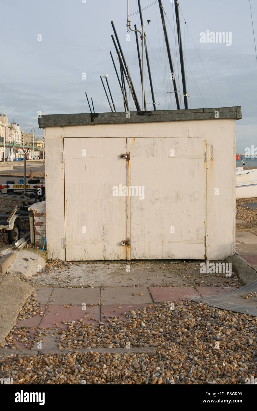Uno storage beach hut chiuso per l'inverno a Hove sul sentiero in Brighton. Barca a montanti può essere visto dietro la capanna Foto Stock