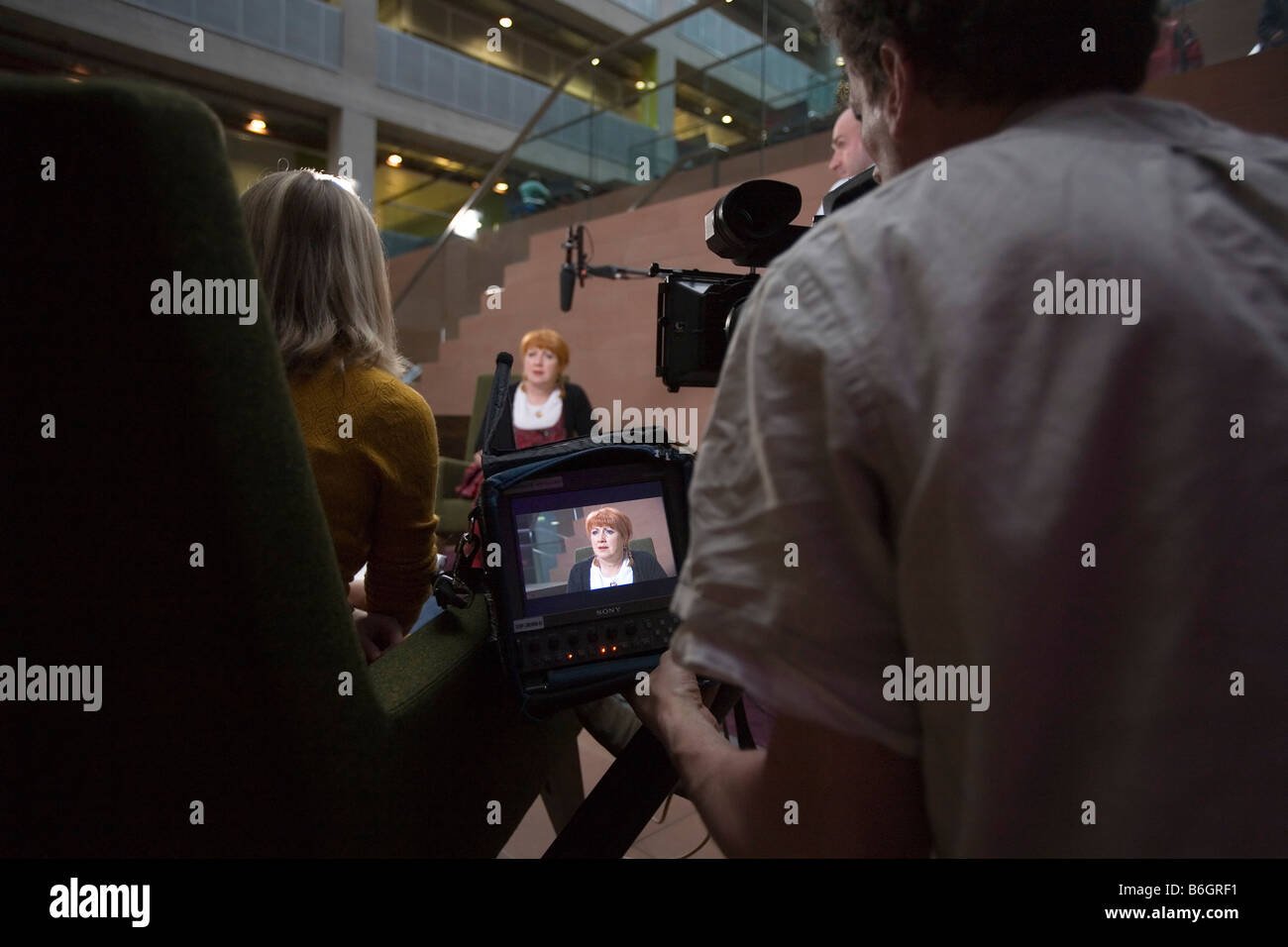 Opere d'Arte di BBC intervista con River City attrice Libby McArthur. Foto Stock