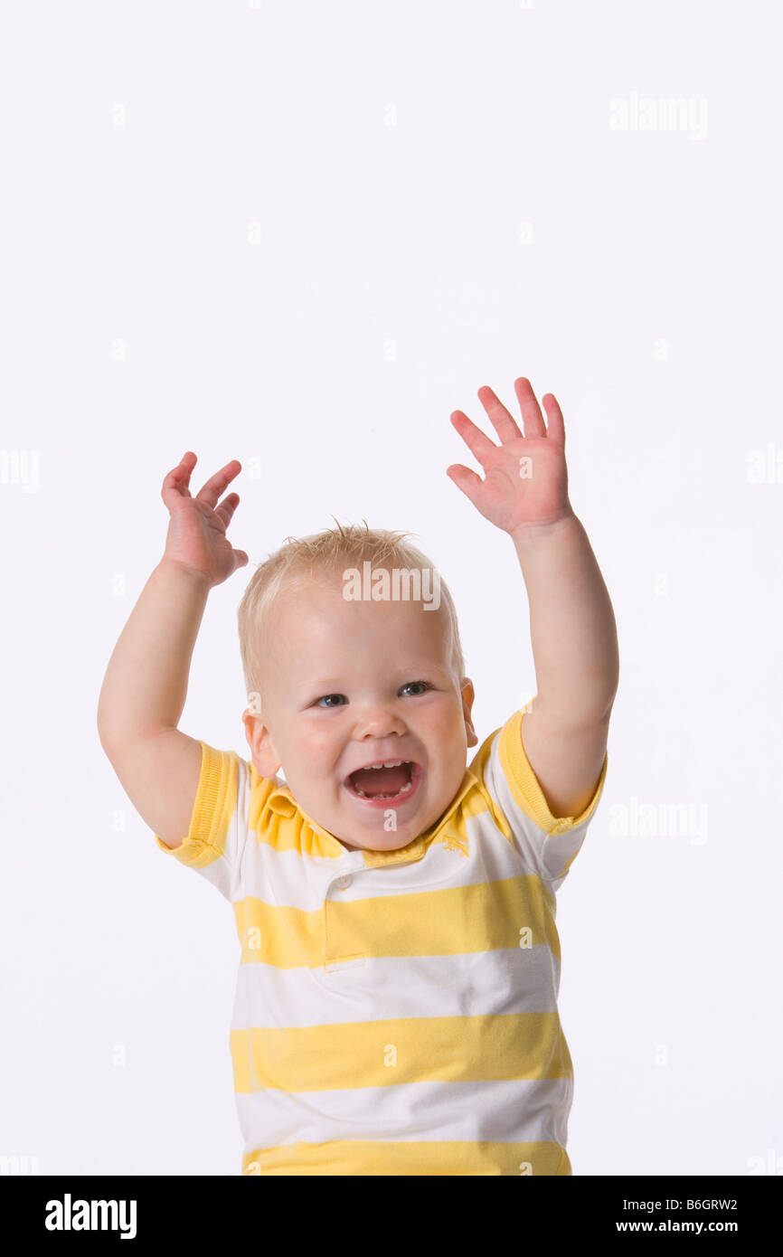 Bimbi felici con le mani in alto Foto stock - Alamy