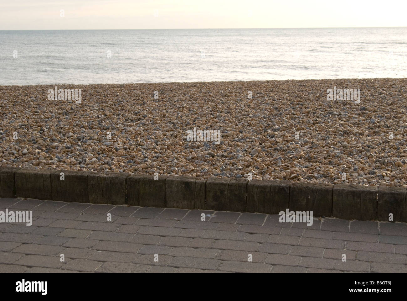 Una immagine della spiaggia di Brighton su una soleggiata sera, i ciottoli, oceano e cielo può essere visto con il sentiero che attraversavano il colore del primo piano Foto Stock