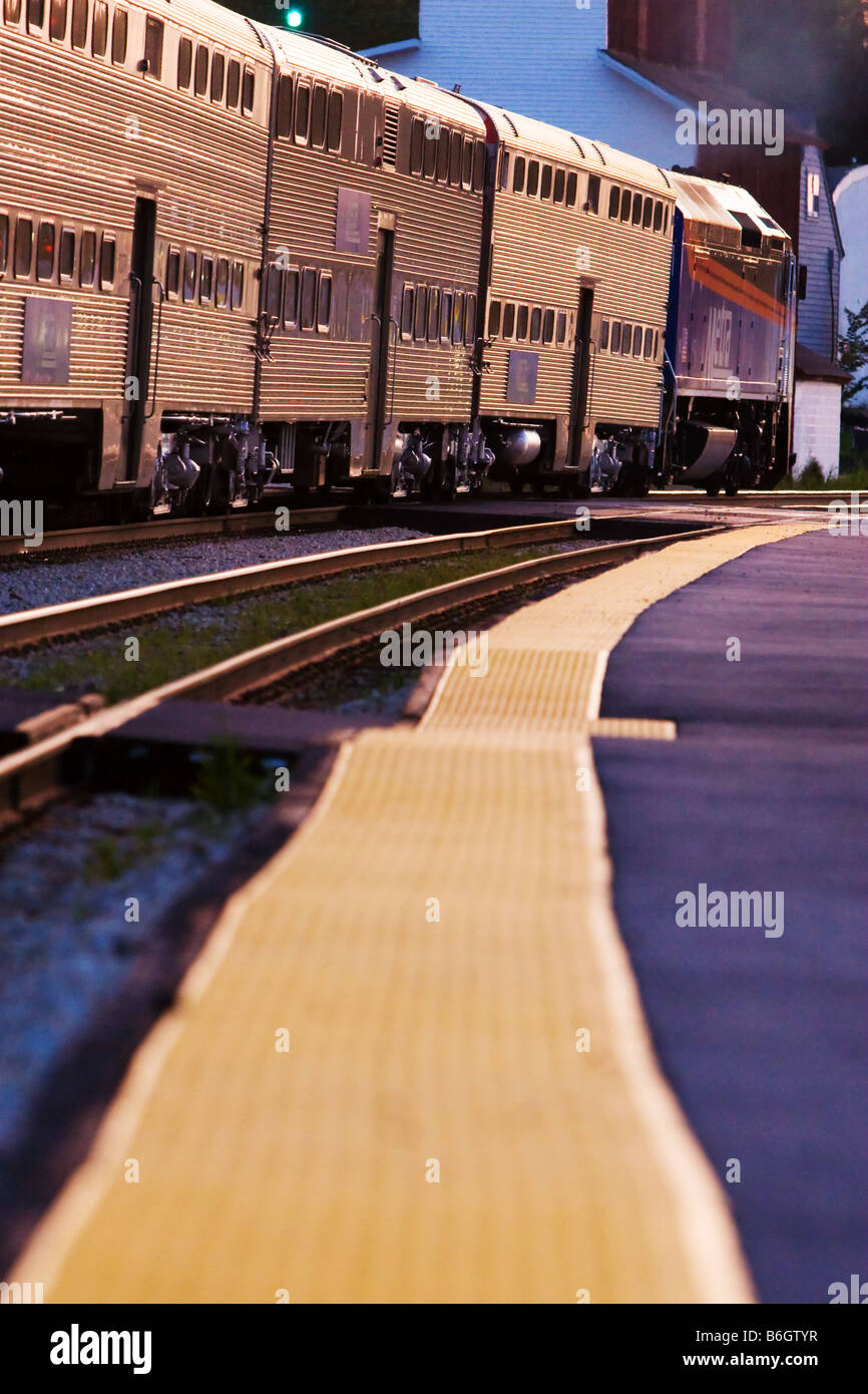 Un Metra commuter train tira fuori di nuovo Lenox, IL. Foto Stock