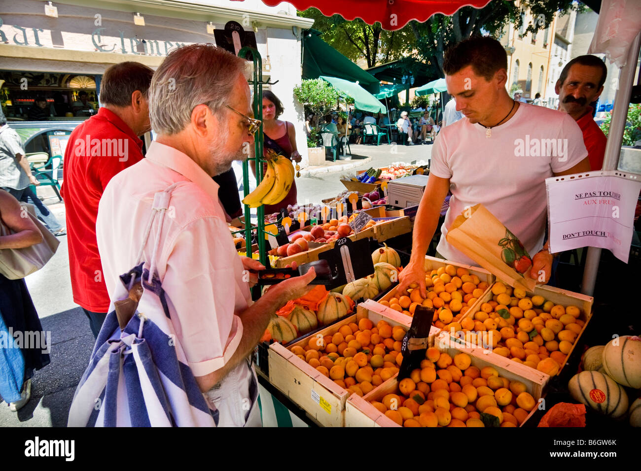 Vence, Cote D'Azur, Francia - uomo acquista la frutta e la verdura in un mercato francese in stallo Foto Stock