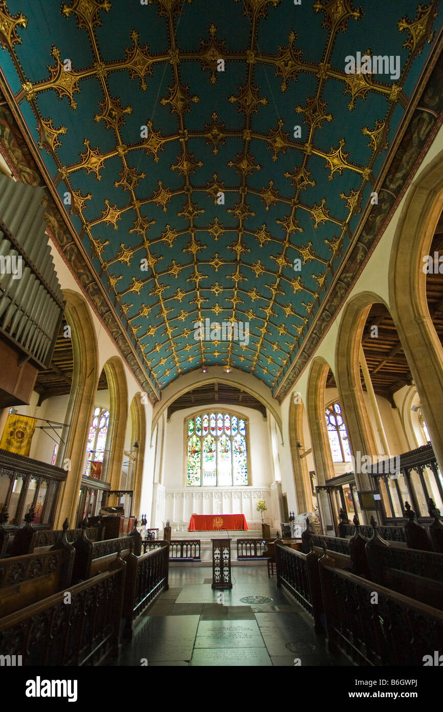 All'interno di St Marys Chiesa a Bury St Edmunds, Suffolk, Regno Unito mostra ornato soffitto sopra l'area del coro Foto Stock