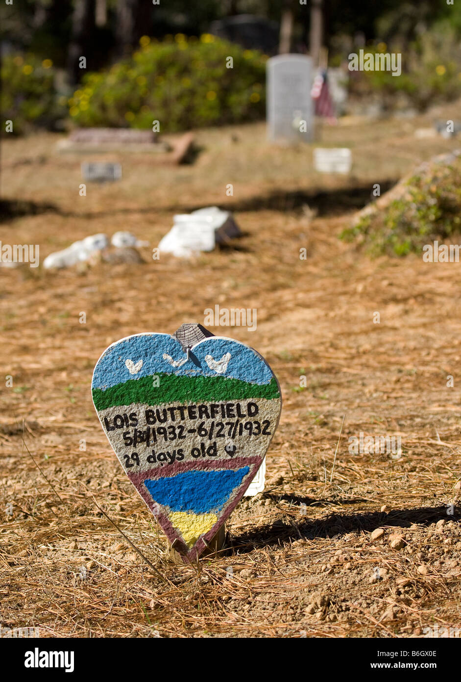Grave Marker a forma di cuore semplice fatto a mano bambino di 29 giorni Foto Stock