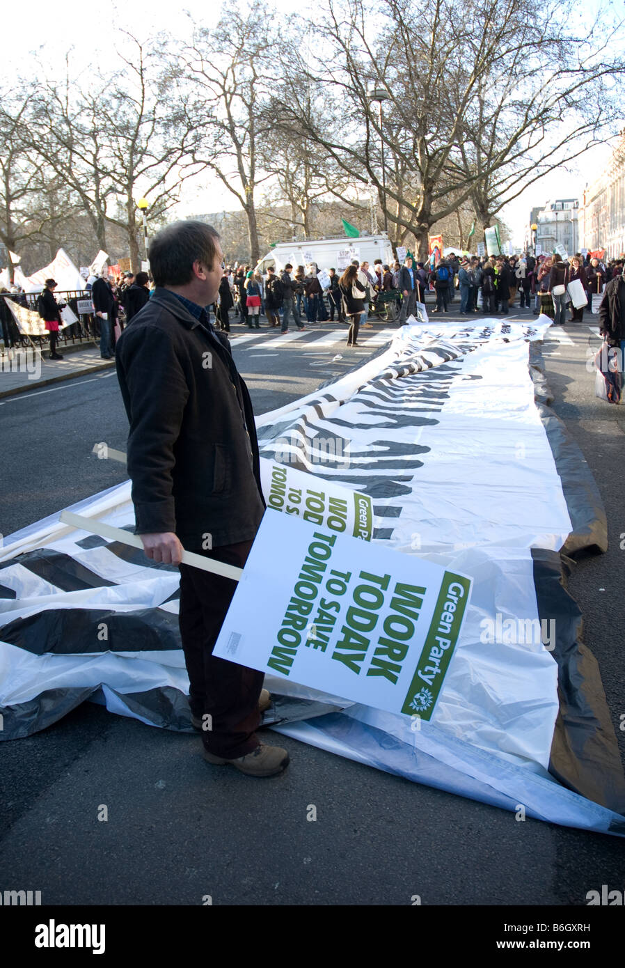 Un manifestante sembra su . chiedendo se il banner è forse un po' di tempo alla campagna contro il cambiamento climatico Londra 2008 Foto Stock