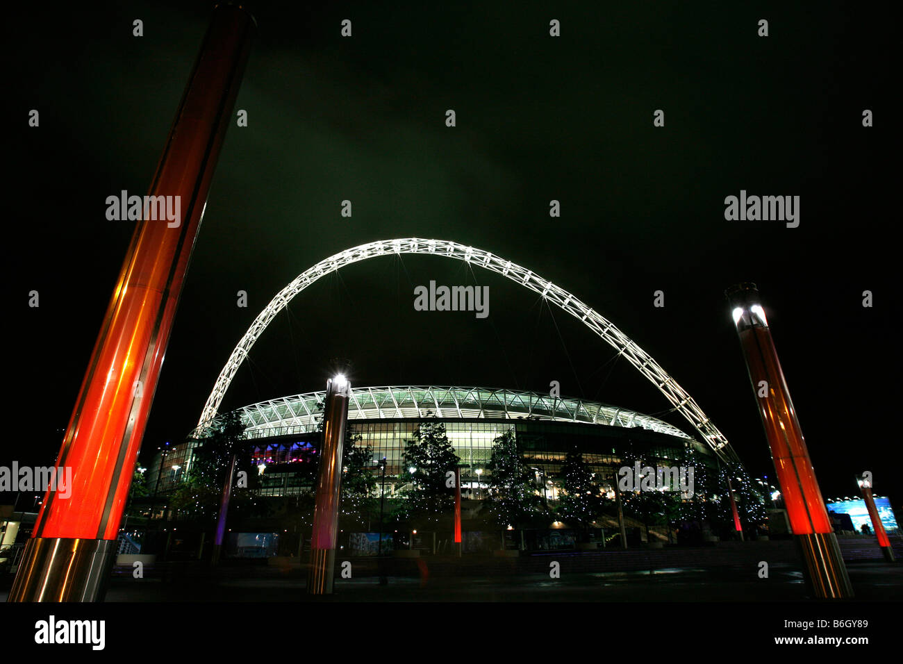 Vista del nuovo stadio di Wembley è illuminato di notte Foto Stock